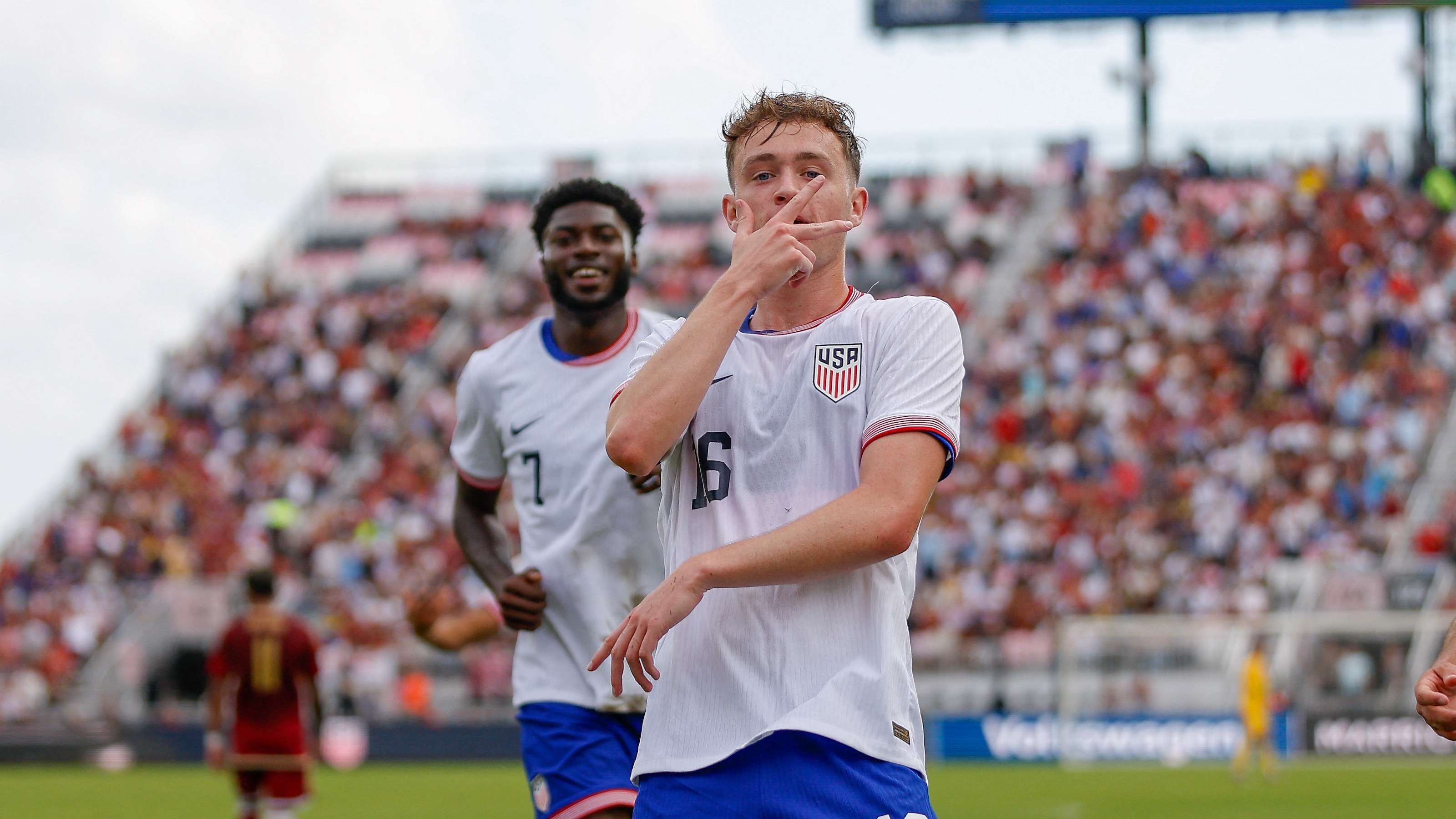 德甲德乙转播权交易引发极端球迷抗议资金和情感的碰撞