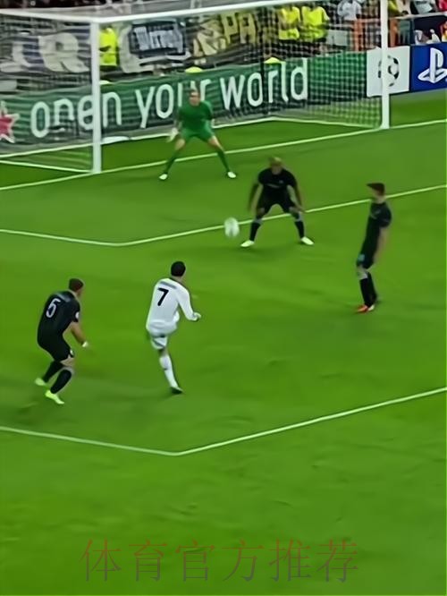 C罗挑战机器人守门员,射门频频被挡出,最后抓住漏洞进球 C罗挑战机器人守门员,射门频频被挡出,最后抓住漏洞进球